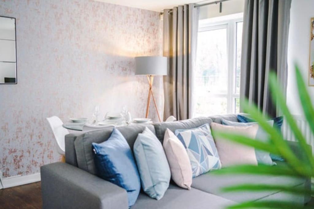 Apartment Near Centre, Etihad, Coop Live *