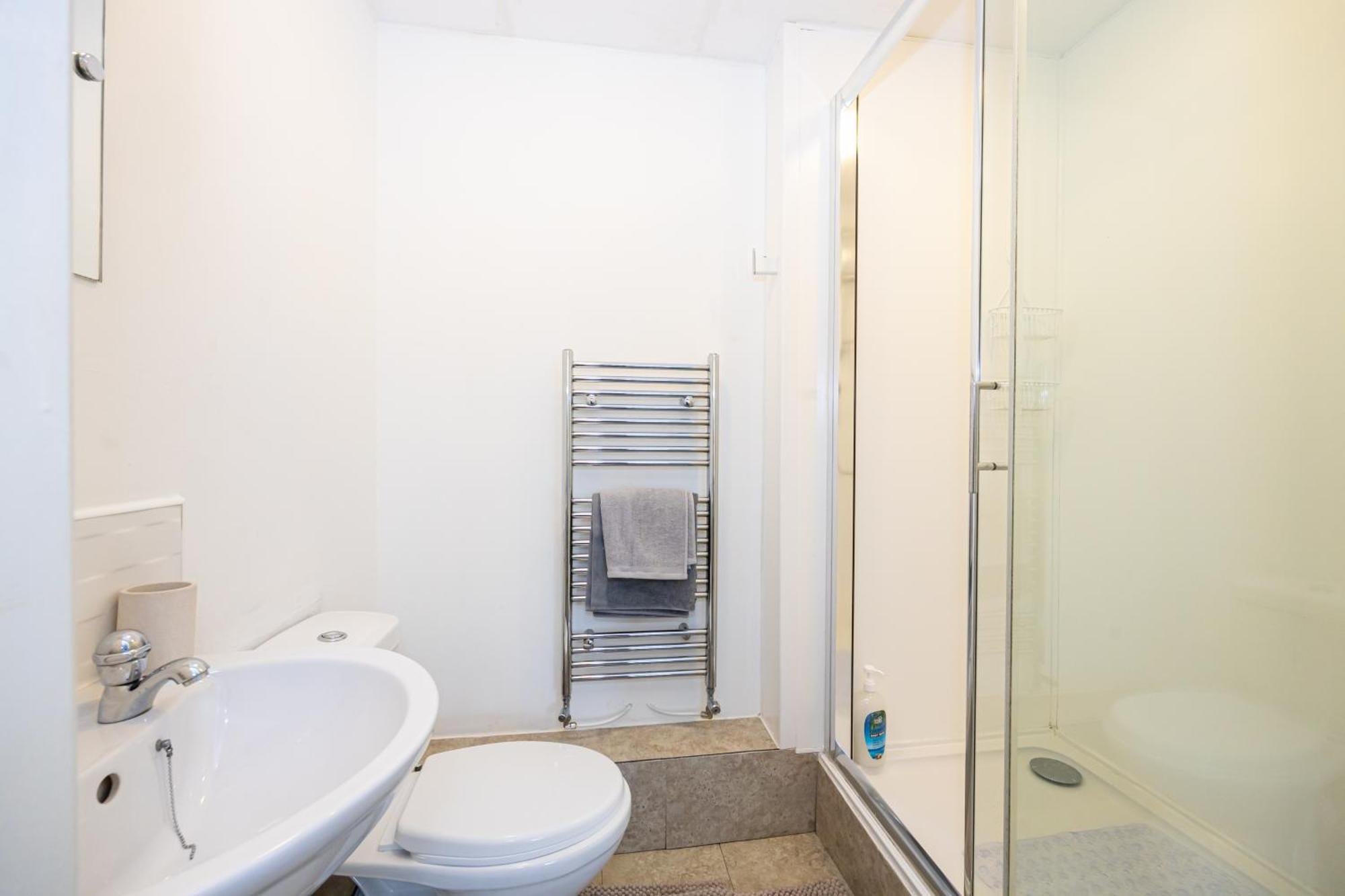 Apartment Near Centre, Etihad, Coop Live